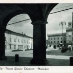 Piazza Filopanti, vista dal portico della Chiesa di San Lorenzo, nel corso degli anni ’40 (prop. Vera Nanni).