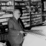 Aldo Nanni all’interno della Cartolibreria (Archivio Montanari-Pazzaglia).