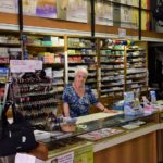 Vera Nanni, attuale titolare della Cartolibreria di famiglia, dietro al bancone (foto realizzata da Sergio Cardin).