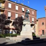 Il monumento dedicato a Quirico Filopanti (la realizzazione della statua fu sostenuta con grande forza da Pietro Nanni) visto dall’ingresso della Cartolibreria Nanni (foto realizzata da Sergio Cardin).